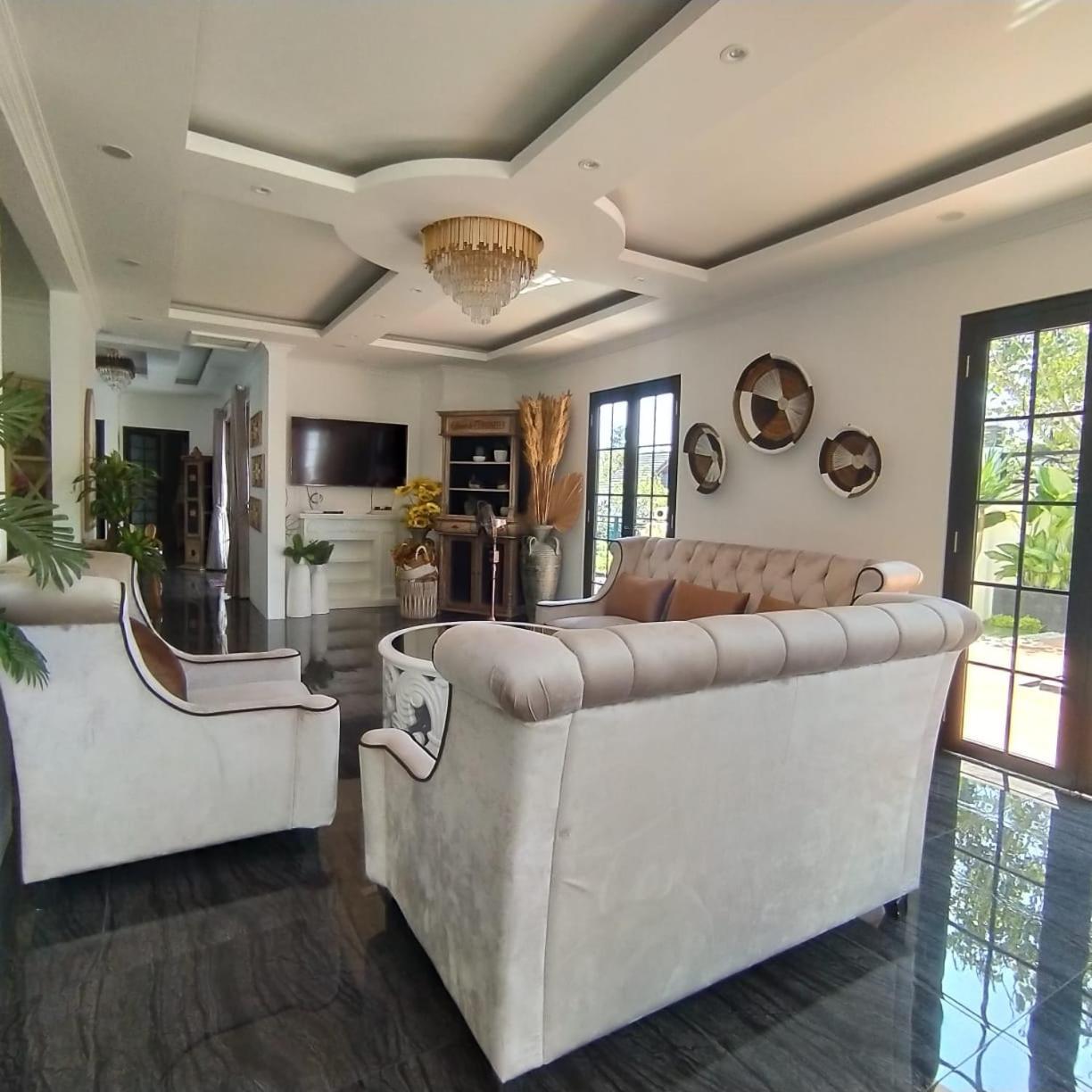Villa Kota Bunga Malini 7 Cinengangirang Exterior foto